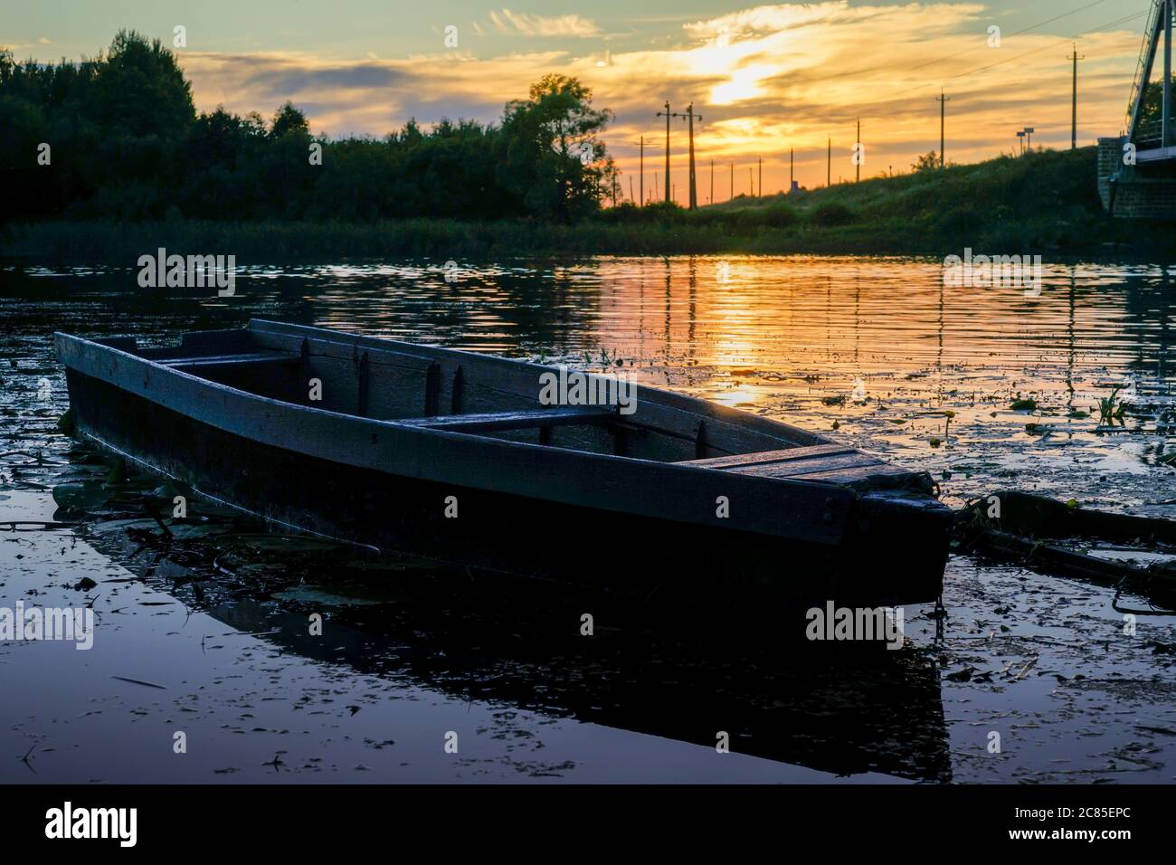 Am Abend stehen alte Holzboote auf dem Fluss Stockfoto