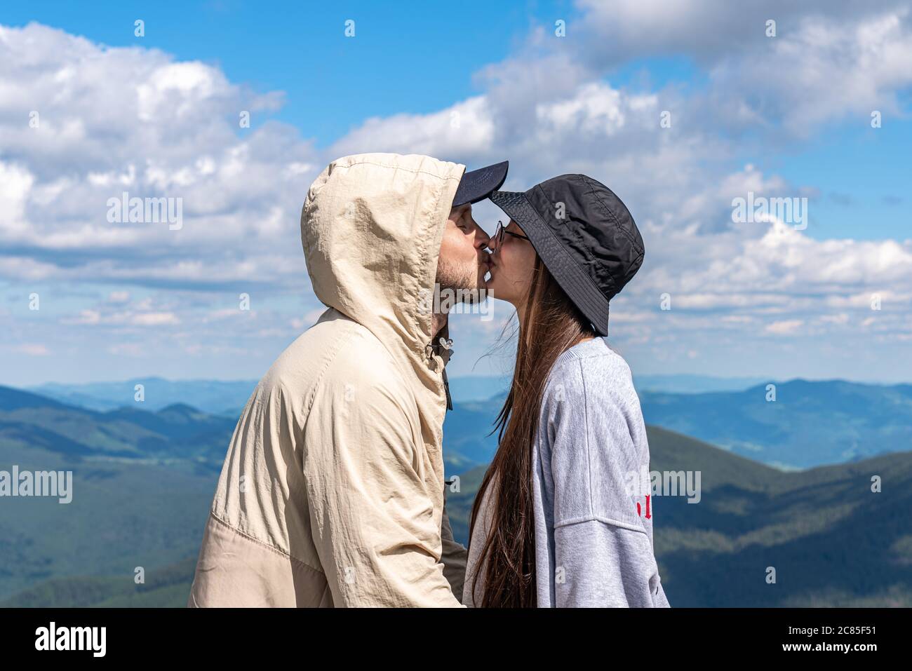 Fernweh und Reisen zusammen Konzept. Stilvolles Paar Reisende in Hut Stockfoto