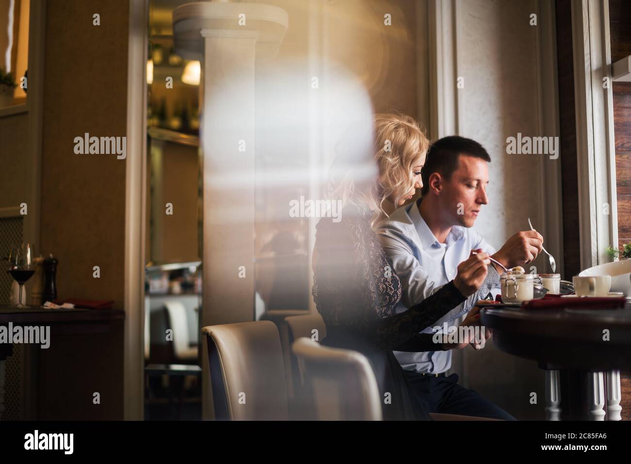 Glückliches liebende Paar genießen Frühstück in einem Café. Liebe, Dating, Essen, Lebensstil Stockfoto