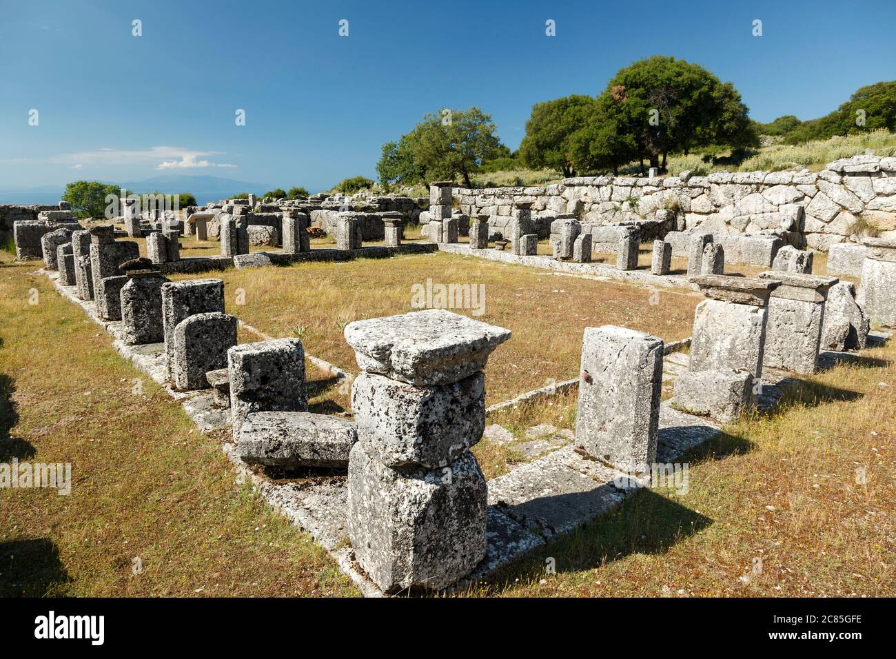 Das alte Cassope, das Katagogeion-Gebäude, ein öffentliches Gebäude, das wahrscheinlich als ein antikes Hotel diente. Es ist nahe Preveza Stadt, Epirus, Griechenland. Stockfoto