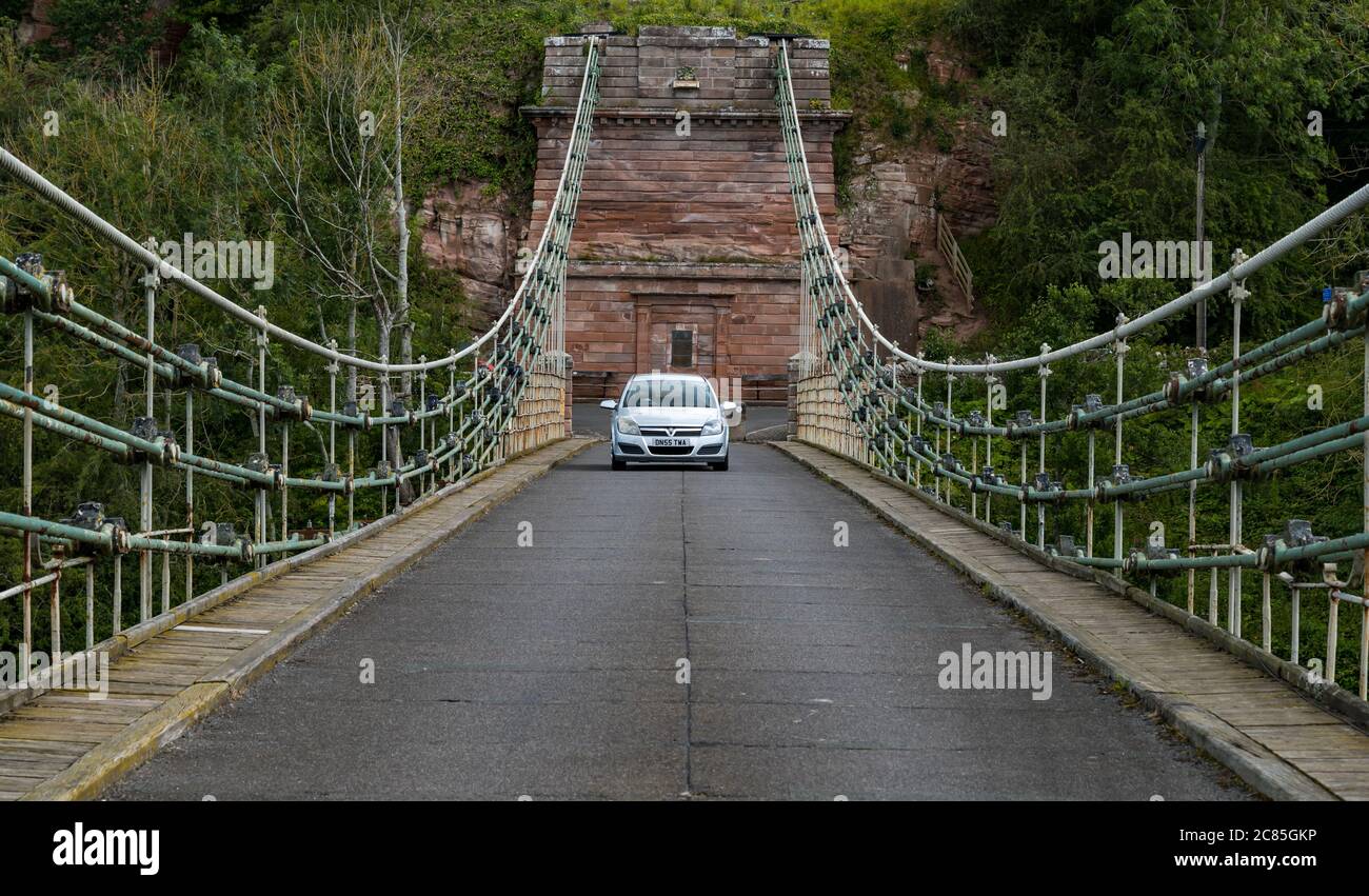 River Tweed, Englisch/Schottische Grenze, Großbritannien, 21. Juli 2020. 200 Jahre Union Bridge: Die Brücke feiert am 26. Juli ihr 200-jähriges Bestehen. Es war die erste Fahrzeugaufhängung Brücke in Großbritannien. Zur Zeit ihrer Errichtung war sie mit 137 m die längste schmiedeeiserne Hängebrücke der Welt. Es wird immer noch regelmäßig von Fußgängern, Radfahrern und Autos verwendet, aber Autos müssen es zu einer Zeit überqueren Stockfoto