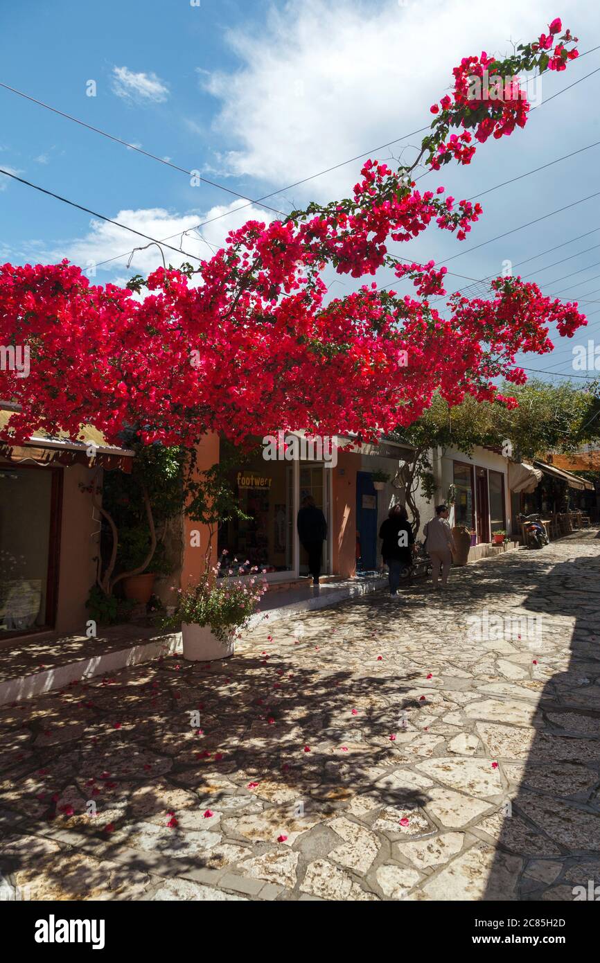 Schöne Gasse in der Altstadt von Preveza, im Seitan Pazar Bezirk, dem malerischsten Viertel in Preveza. Stockfoto