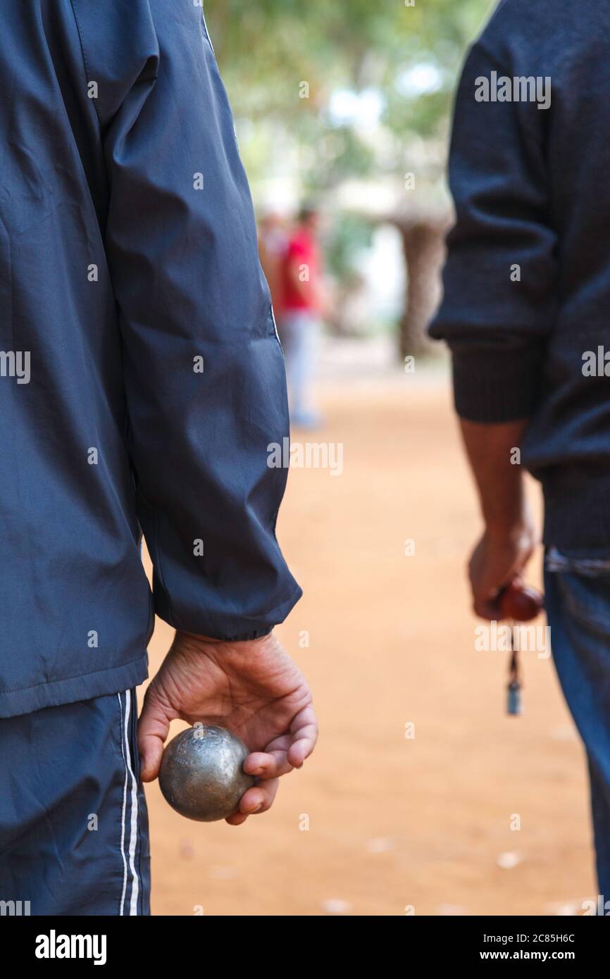 Zwei Männer spielen ein traditionelles Spiel mit metallischen Kugeln namens "Abali" (in anderen Ländern wird "Petanque" genannt), in Preveza Stadt, Epirus, Griechenland, Stockfoto