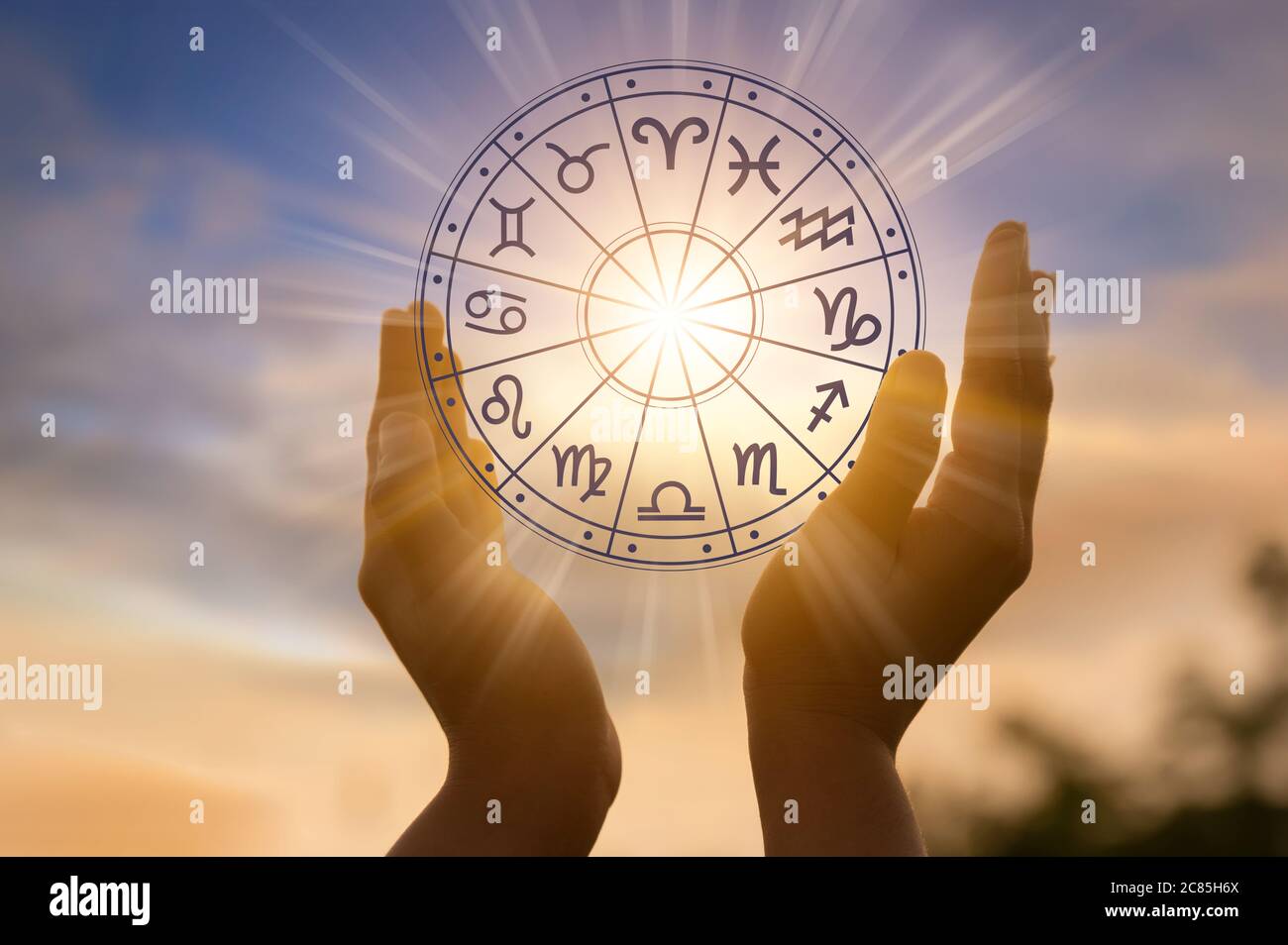 Sternzeichen kalender -Fotos und -Bildmaterial in hoher Auflösung – Alamy