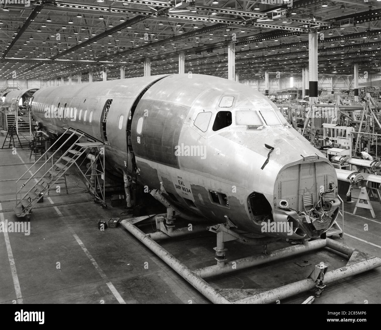 Montage von Rumpf für das DC-8-Triebwerk der Douglas Aircraft Company in den Werken von Long Beach in Kalifornien. 1958 Stockfoto