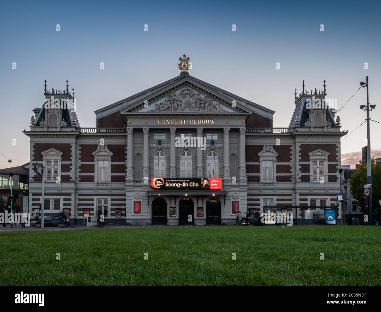 Amsterdam, Niederlande - Oktober 15 2018: Blick am frühen Abend auf die Amsterdamer Konzerthalle, vom Museumplein aus. Stockfoto