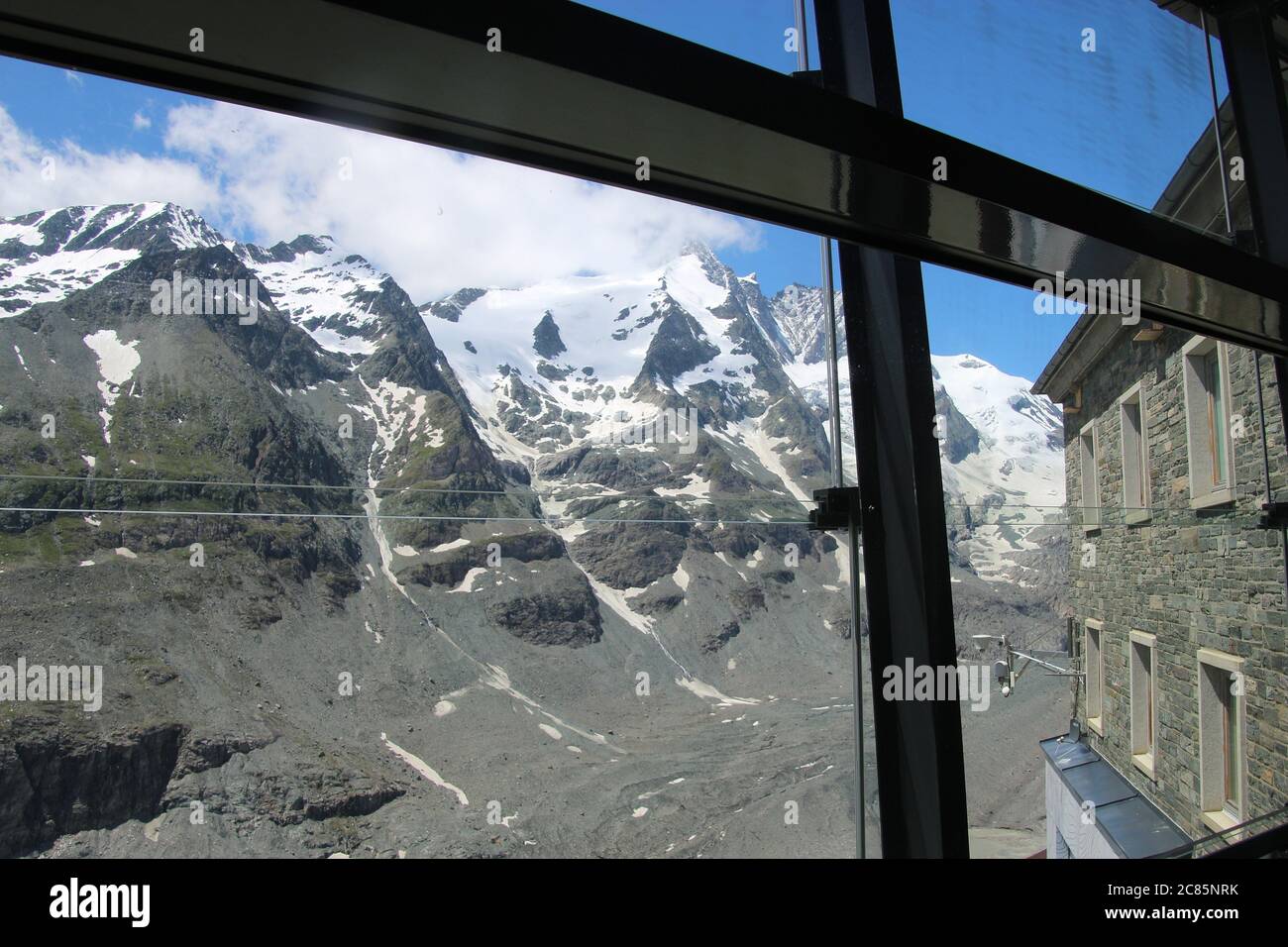 Der Großglockner Bergkette und Gletscher, durch ein Fenster eines Besucherzentrums gesehen. Kaiser-Franz-Josefs-Höhe, Österreich, Europa. Stockfoto