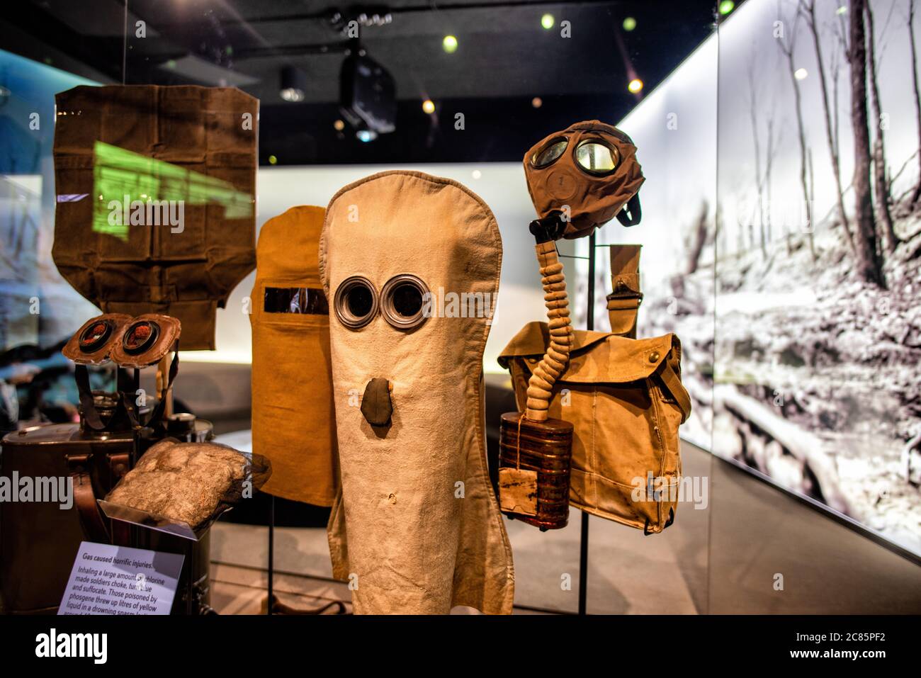 World war I Gas Masks Imperial war Museum London // LONDON, Vereinigtes Königreich — die Ausstellung zum Ersten Weltkrieg im Imperial war Museum London bietet einen ernüchternden Blick auf den Einsatz chemischer Waffen während des Ersten Weltkriegs. Das umfangreiche Display zeigt historische Gasmasken, Warngeräte und detaillierte Informationen über verschiedene giftige Agenten, die auf dem Schlachtfeld eingesetzt werden. Diese Dauerausstellung dokumentiert einen der erschreckendsten Aspekte des Grabenkrieges, der sowohl das Militär als auch die Zivilbevölkerung betraf. Das 1917 gegründete Imperial war Museum beherbergt ein umfangreiches Kolleg Stockfoto