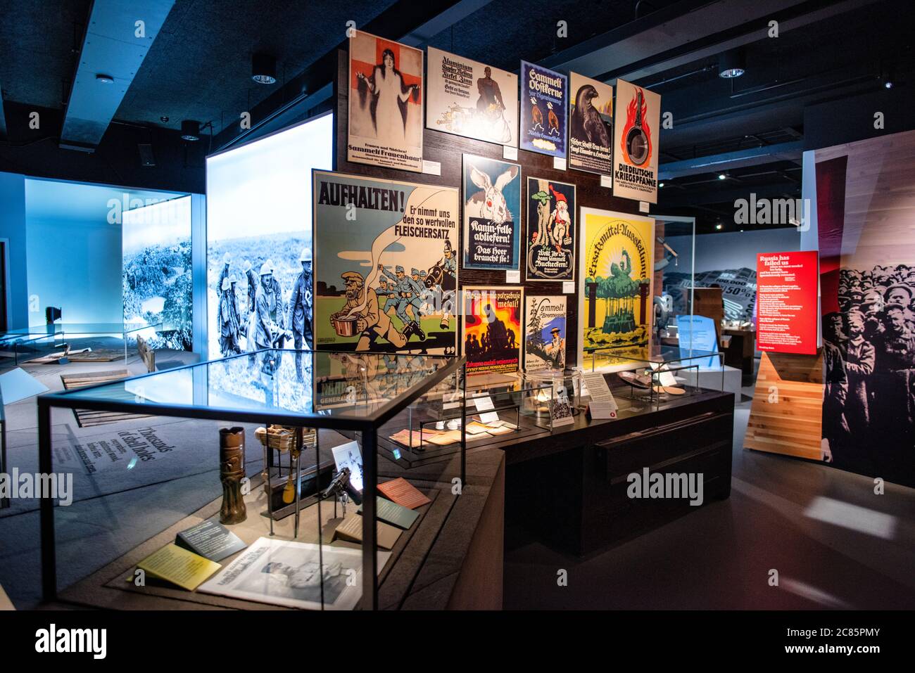 Imperial war Museum Deutscher Weltkrieg Poster London // LONDON, Vereinigtes Königreich — Propagandaplakate aus dem Ersten Weltkrieg werden im Imperial war Museum London ausgestellt und bieten Besuchern einen Einblick in die deutsche Perspektive während des Ersten Weltkriegs. Die Kollektion zeigt die grafische Gestaltung und Botschaftstechniken, die verwendet wurden, um die öffentliche Unterstützung für die deutschen Kriegsbemühungen zwischen 1914 und 1918 zu gewinnen. Diese historischen Artefakte veranschaulichen, wie visuelle Propaganda als mächtiges Werkzeug zur Gestaltung der öffentlichen Meinung und zur Stärkung der Moral während des Krieges diente. Das Imperial war Museum beherbergt eines der weltweit bedeutendsten Stockfoto