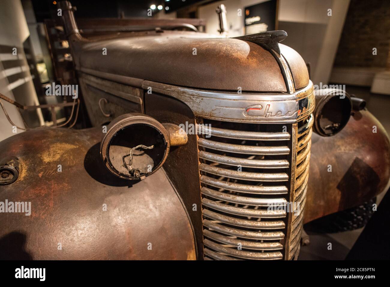 Chevrolet WB 30 cwt Truck Imperial War Museum London | LONDON, Vereinigtes Königreich — Ein Chevrolet WB 30 cwt Truck 4x2, das Hauptfahrzeug, das von der Long Range Desert Group (LRDG) zwischen 1940 und 1943 eingesetzt wurde, ist im Imperial War Museum London ausgestellt. Die LRDG war eine Aufklärungs- und Angriffseinheit der britischen Armee während des nordafrikanischen Feldzugs des Zweiten Weltkriegs, die tief hinter den feindlichen Linien in der libyschen und ägyptischen Wüste operierte. Das Imperial War Museum London beherbergt umfangreiche Sammlungen, die den modernen Krieg und die Kriegserfahrungen dokumentieren, mit Ausstellungen, die vom Ersten Weltkrieg bis in die Gegenwart reichen Stockfoto