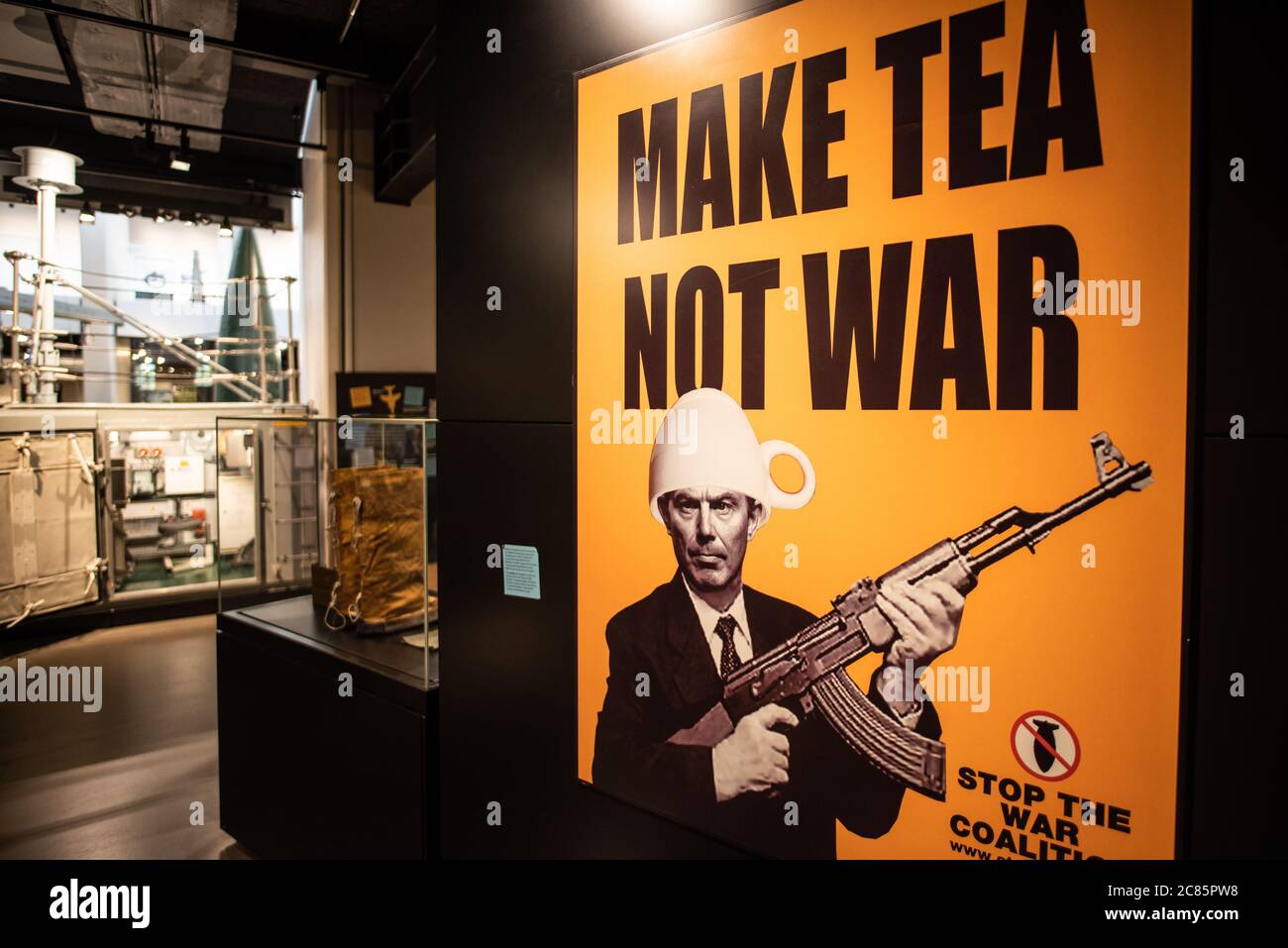 Imperial war Museum Iraq war Exhibit London // LONDON, Vereinigtes Königreich — die Ausstellung zum Irak-Krieg im Imperial war Museum zeigt eine umfassende Untersuchung des Konflikts von 2003-2011 durch sorgfältig kuratierte Ausstellungen von militärischer Ausrüstung, persönlichen Zeugnissen und historischen Artefakten. Die Ausstellung gleicht Perspektiven sowohl von Militärpersonal als auch von irakischen Zivilisten aus und bietet Besuchern einen Einblick in den komplexen politischen Hintergrund des Krieges und die weitreichenden sozialen Folgen. Interaktive multimediale Präsentationen bieten einen Kontext über die umstrittene Invasion und die anschließende Besatzung. Standort Stockfoto