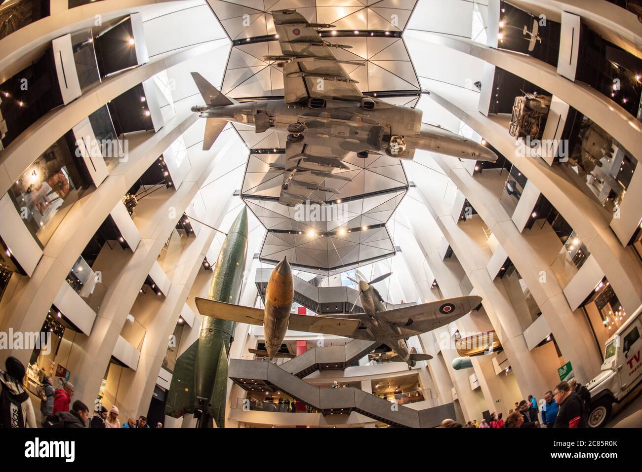 Imperial war Museum Aircraft Display London // LONDON, Vereinigtes Königreich — Ein dramatischer Blick auf Militärflugzeuge, die im zentralen Atrium des Imperial war Museum London aufgehängt sind. Das neu gestaltete Atrium des Museums zeigt historische Flugzeuge aus verschiedenen Konflikten und schafft eine eindrucksvolle visuelle Ausstellung, die Besucher in die britische Geschichte der militärischen Luftfahrt einführt. Das 1917 gegründete Imperial war Museum dokumentiert und bewahrt die Erfahrungen derjenigen, die Konflikte zwischen Großbritannien und dem Commonwealth erlebt haben. Die Londoner Niederlassung, untergebracht im ehemaligen Bethlem Royal Hospital bui Stockfoto