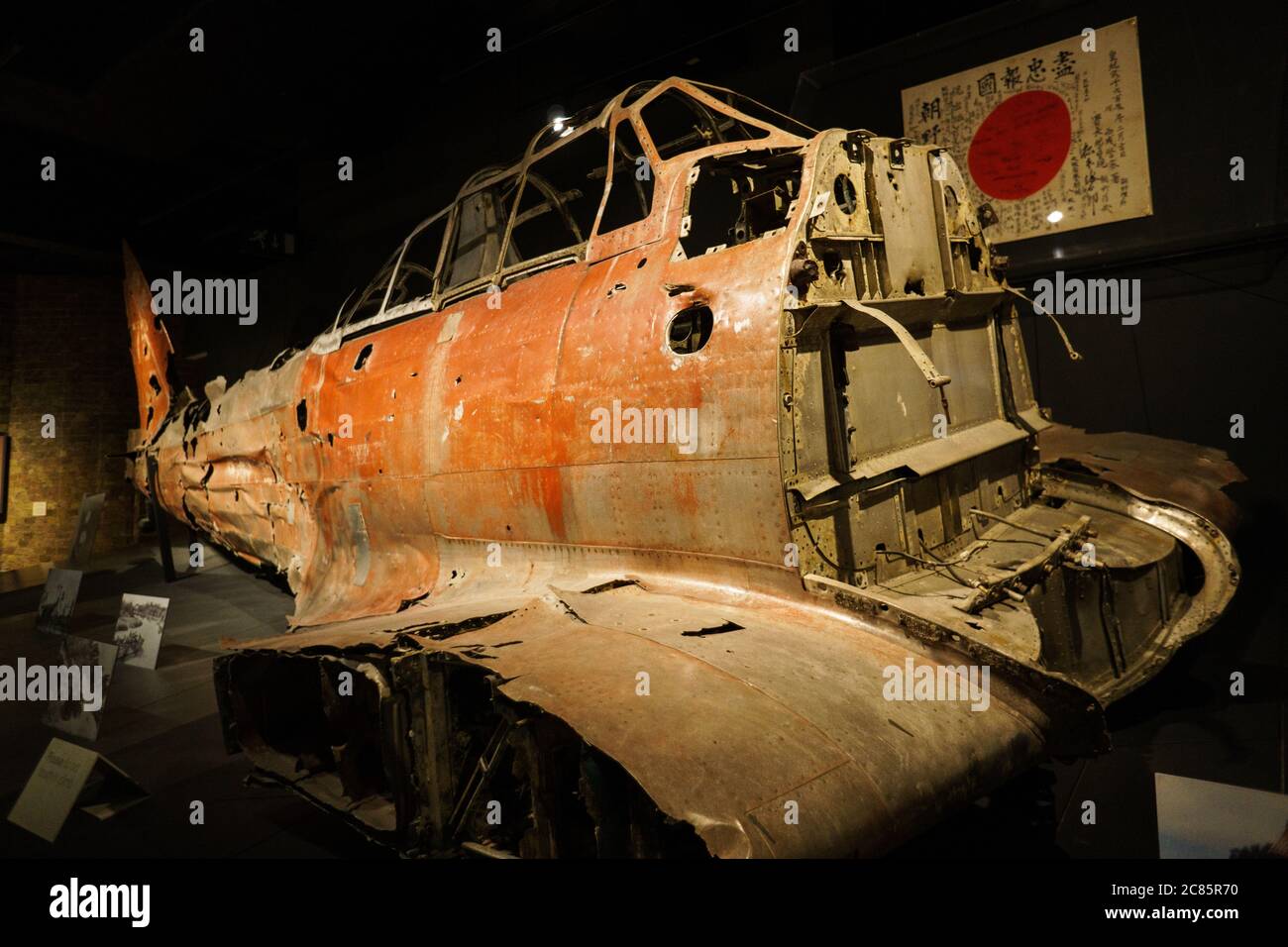 Mitsubishi A6M Zero Wreckage Imperial war Museum London // LONDON, Vereinigtes Königreich — das Wrack eines Mitsubishi A6M-Kampfflugzeugs, bekannt als „Zero“, ist im Imperial war Museum London zu sehen. Dieses legendäre Flugzeug auf japanischer Trägerbasis aus dem Zweiten Weltkrieg, bekannt für seine Agilität und Reichweite, bietet Besuchern einen seltenen Einblick in die Luftfahrttechnik des Pacific Theaters und die Herausforderungen, denen sich die Alliierten gegenübersehen. Stockfoto