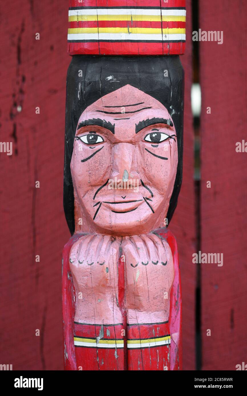 Ein Detail eines geschnitzten, hölzernen Totem Stange mit einem Indianer. Stockfoto