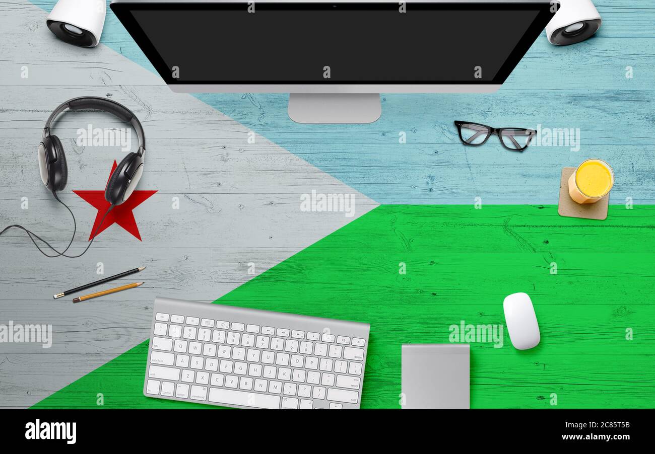 Djibouti Flagge Hintergrund mit Kopfhörer, Computer-Tastatur und Maus auf nationalen Büro Schreibtisch Table.Top Ansicht mit Copy Space.Flat Lay. Stockfoto