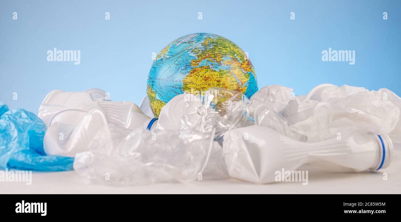 Erde in Form eines Globus zwischen Plastikmüll. Konzept der Umweltverschmutzung und Rettung des Planeten Stockfoto