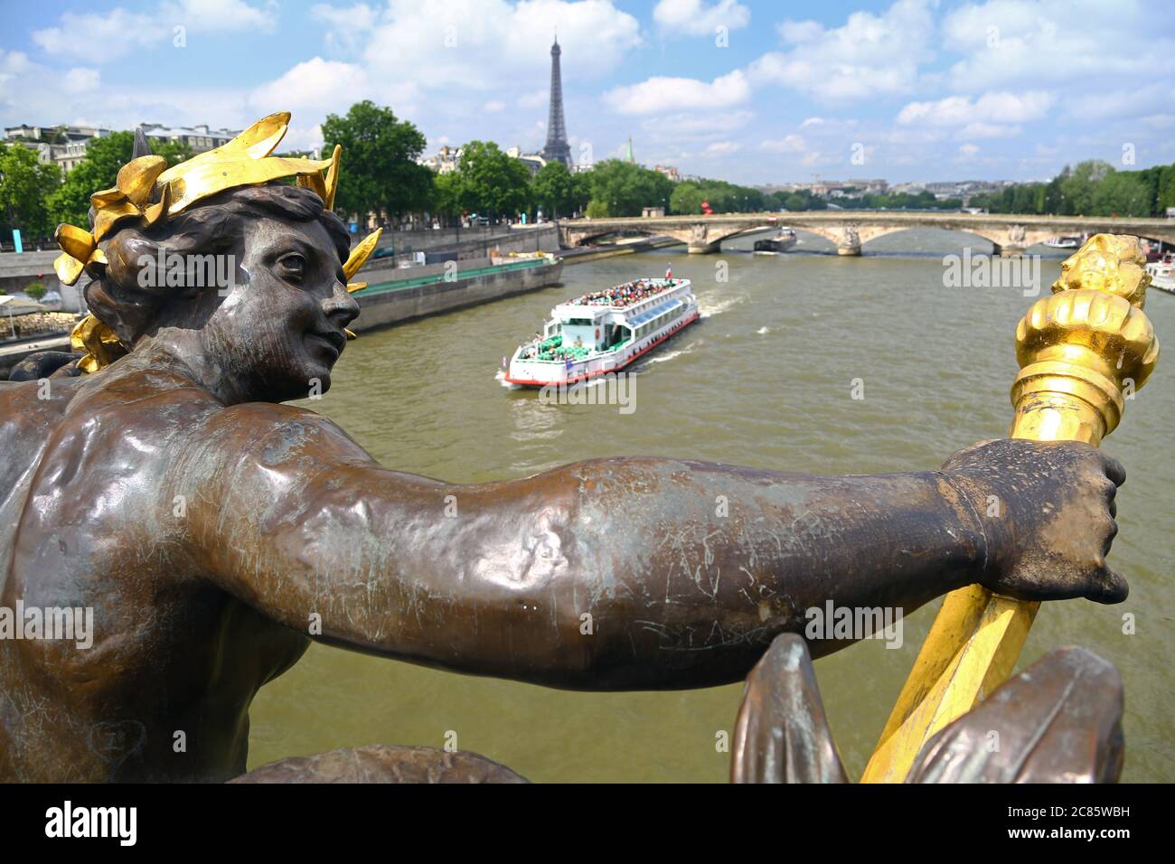 Blick auf die seine in Paris von der Alexander III Brücke. Sind sichtbar eine Statue der Brücke, eine bateau-mouche und der Eiffelturm. Stockfoto