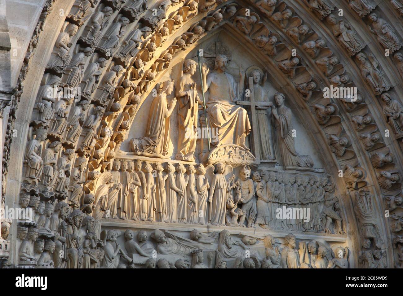 Detail der Reliefs von Notre Dame de Paris über dem Eingang, wie es vor dem Feuer vom April 2019 war. Stockfoto