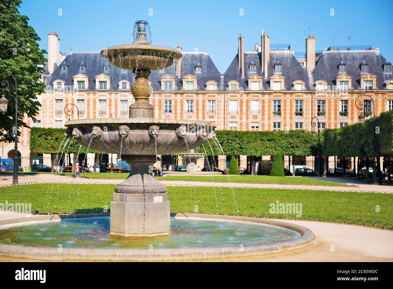 Garten & Brunnen in wundervoller und sehr eleganter Place des Vosges, Paris Stockfoto