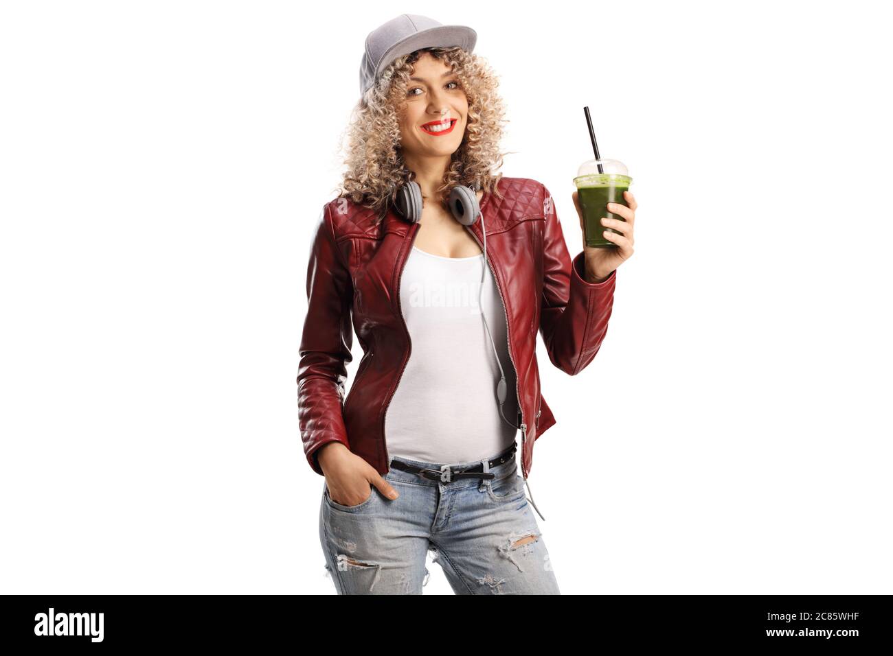Trendige junge Frau mit einem grünen Smoothie lächelt an der Kamera isoliert auf weißem Hintergrund Stockfoto