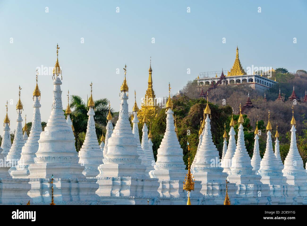 Weiße Stupas der Sanda Muni Pagode in Mandalay, Burma Myanmar Stockfoto
