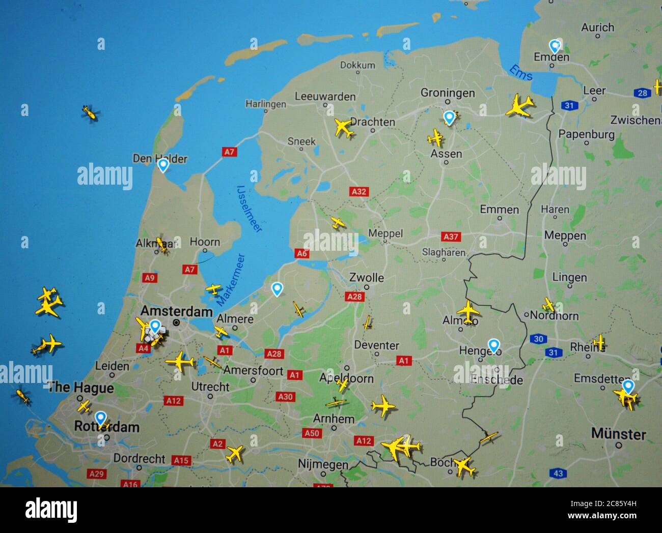 Flugverkehr über die Niederlande (20. juli 2020, UTC 18 24), im Internet mit Flightradar 24-Website, während der Coronavirus-Pandemie Stockfoto