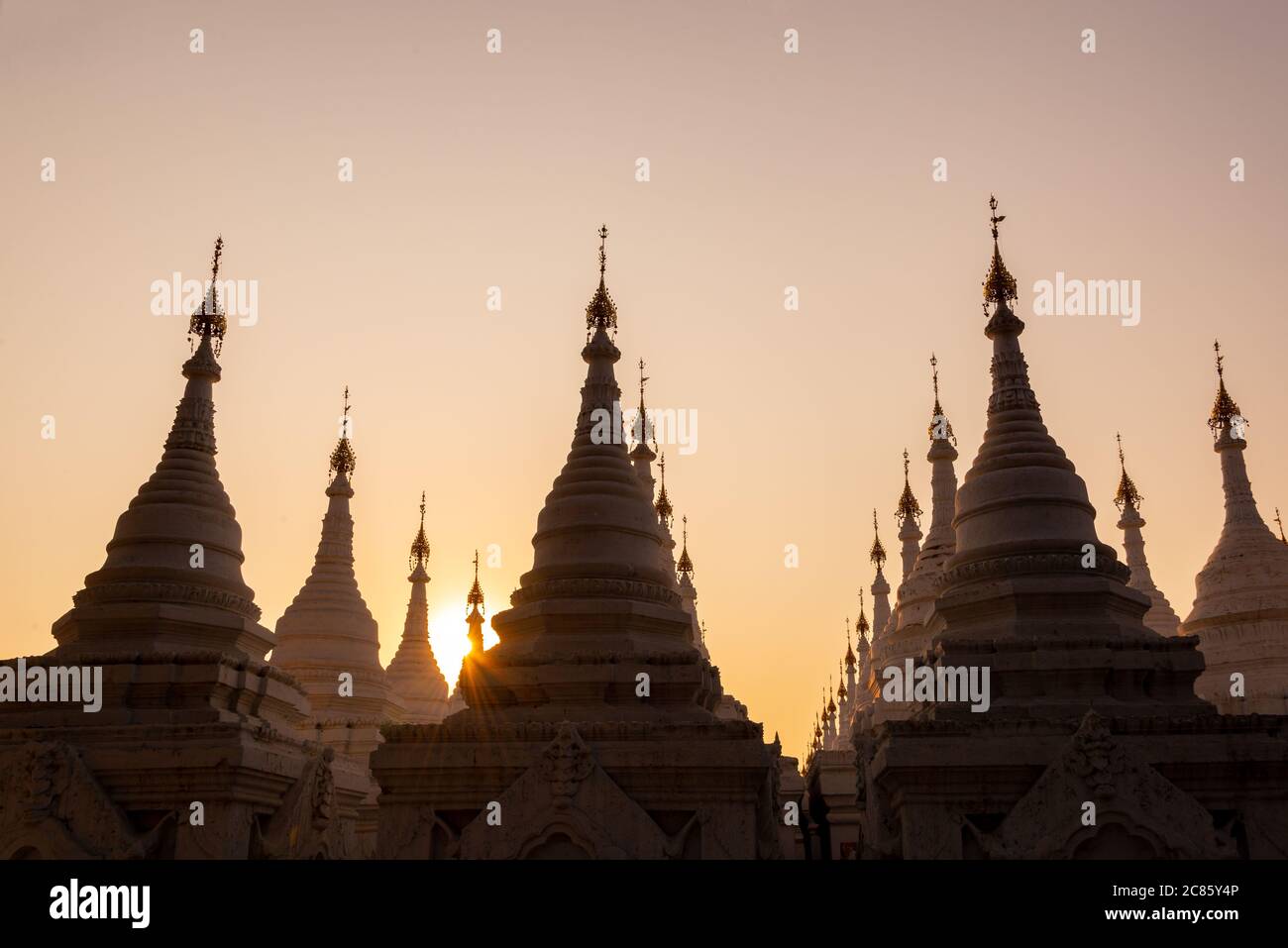 Weiße Stupas der Sanda Muni Pagode bei Sonnenuntergang in Mandalay, Burma Myanmar Stockfoto