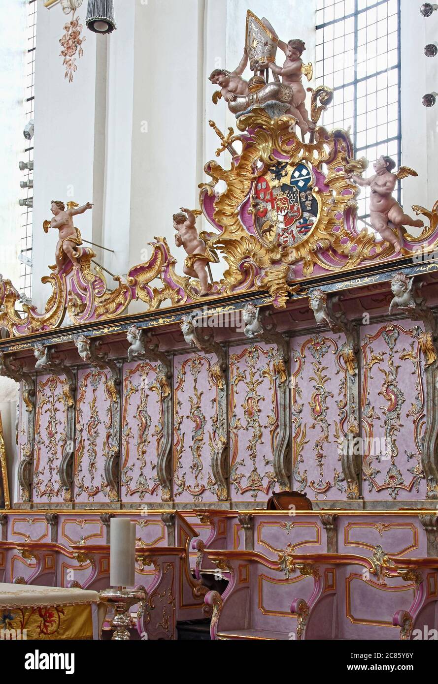 Kunstvolle Holzchorsitze, Engel, Bischofsmütze, bunt, Rokoko, Kunst, St. Paulin Basilika; 1753; katholische Kirche, altes religiöses Gebäude, Europa, Trie Stockfoto