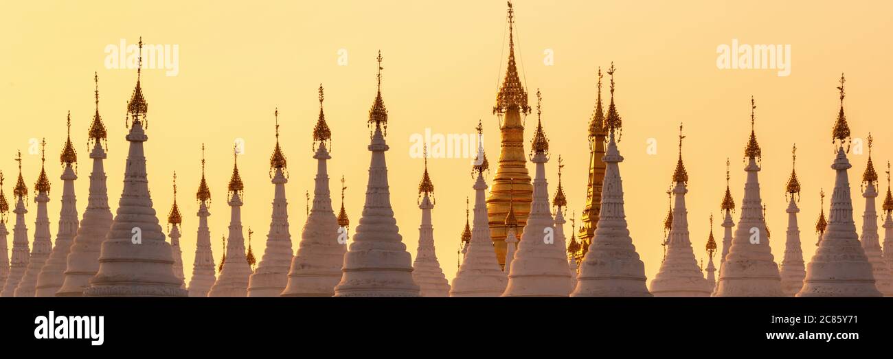 Weiße Stupas der Sanda Muni Pagode bei Sonnenuntergang in Mandalay, Burma Myanmar Stockfoto