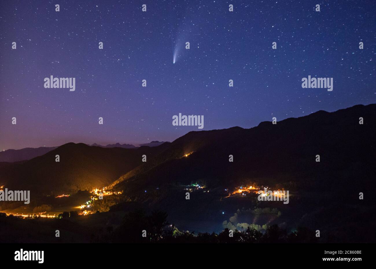 TUHINJ TAL, SLOWENIEN - 20. JULI 2020: Komet Neowise, gesehen am Abendhimmel aus Tuhinj Tal in Slowenien Stockfoto