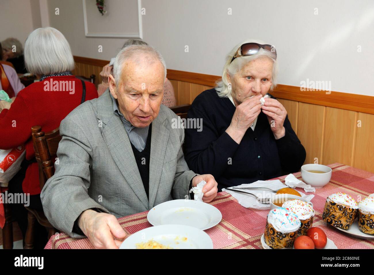 In der Kantine. Alte Leute, die an einem Tisch sitzen und für Arme umsonst essen. Eröffnung des Zentrums der sozialen Dienste des Pechersky Bezirk Kiew. Ap Stockfoto