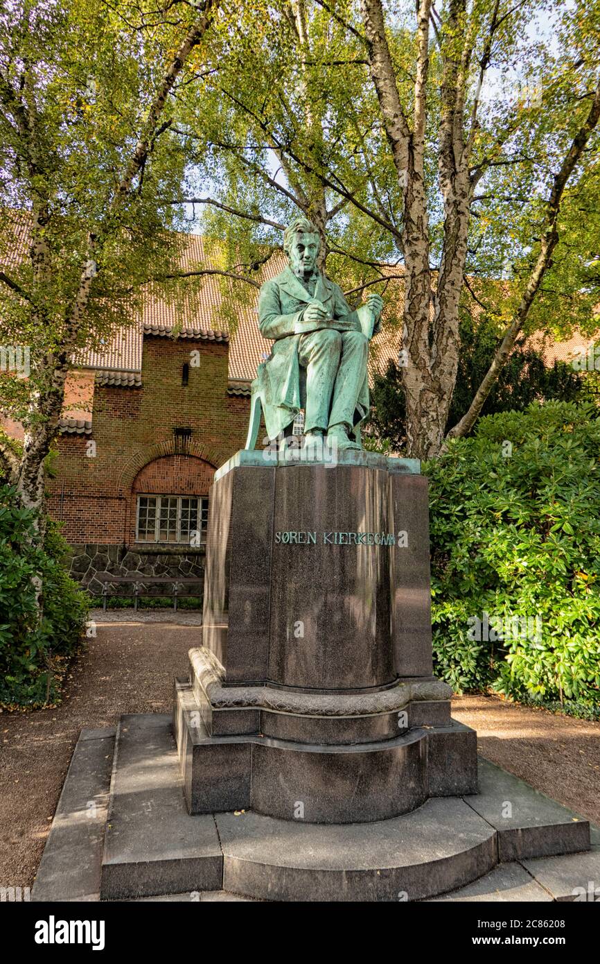 Bronzestatue des berühmten dänischen Philosophen Soren Kierkegaard im Königlichen Dänischen Bibliotheksgarten, Kopenhagen, Dänemark Stockfoto