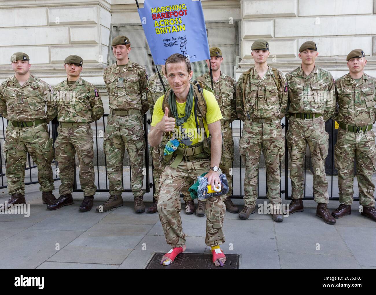 Westminster, London, Großbritannien. Juli 2020. Chris Brannigan Gründer der Hope for Hasti Charity und Vater zu 8jährigen Hasti, die eine seltene genetische Krankheit (CDLs) hat, posiert vor Downing Street in Westminster. Er ist auf einer 700 Meilen langen Reise von Land's End nach Edinburgh, trägt 25 kg und läuft barfuß, um Geld für eine Gentherapie zu sammeln, um Hastis Schicksal zu ändern. Kredit: Imageplotter/Alamy Live Nachrichten Stockfoto