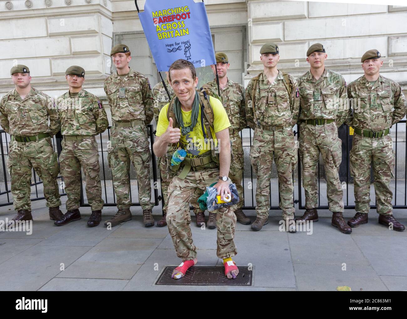 Westminster, London, Großbritannien. Juli 2020. Chris Brannigan Gründer der Hope for Hasti Charity und Vater zu 8jährigen Hasti, die eine seltene genetische Krankheit (CDLs) hat, posiert vor Downing Street in Westminster. Er ist auf einer 700 Meilen langen Reise von Land's End nach Edinburgh, trägt 25 kg und läuft barfuß, um Geld für eine Gentherapie zu sammeln, um Hastis Schicksal zu ändern. Kredit: Imageplotter/Alamy Live Nachrichten Stockfoto