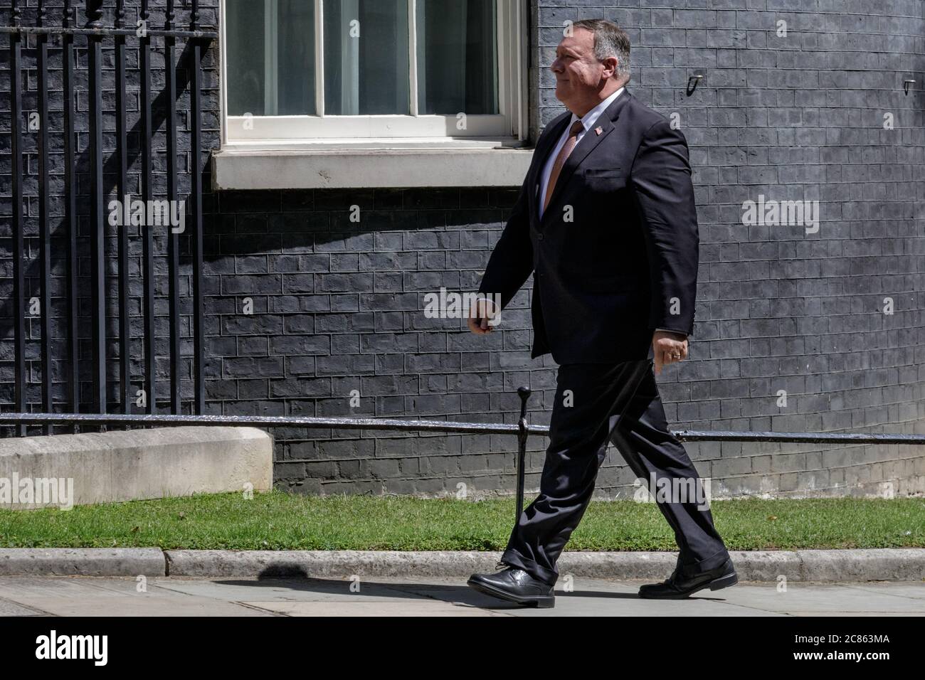 Westminster, London, Großbritannien. Juli 2020. Mike Pompeo, Außenminister der Vereinigten Staaten, geht während seines Besuchs in Großbritannien die Downing Street hinauf. Pompeo trifft heute mit Premierminister Boris Johnson und Außenminister Dominic Raab sowie mit Wirtschaftsführern zusammen. Kredit: Imageplotter/Alamy Live Nachrichten Stockfoto