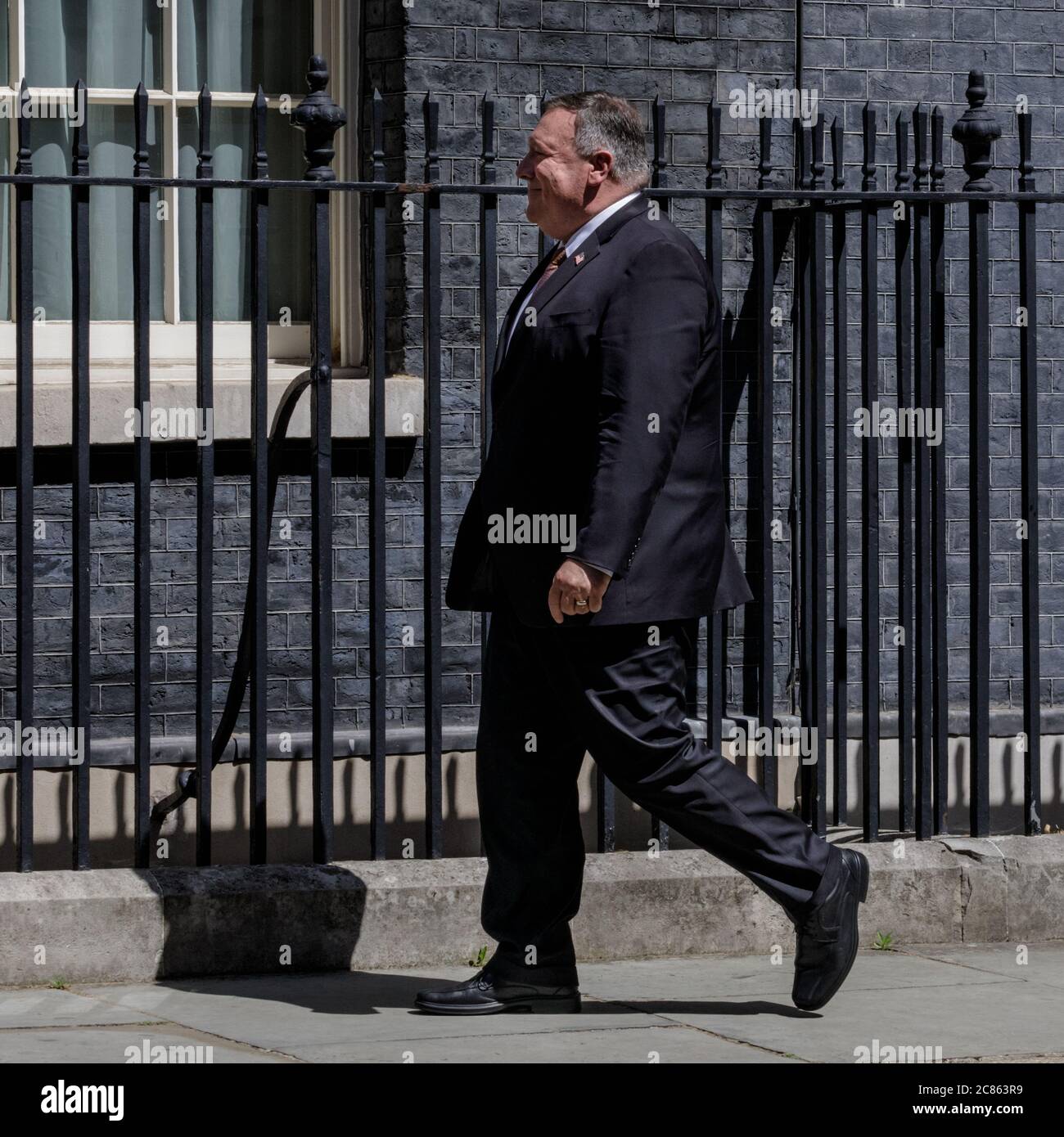 Westminster, London, Großbritannien. Juli 2020. Mike Pompeo, Außenminister der Vereinigten Staaten, geht während seines Besuchs in Großbritannien die Downing Street hinauf. Pompeo trifft heute mit Premierminister Boris Johnson und Außenminister Dominic Raab sowie mit Wirtschaftsführern zusammen. Kredit: Imageplotter/Alamy Live Nachrichten Stockfoto