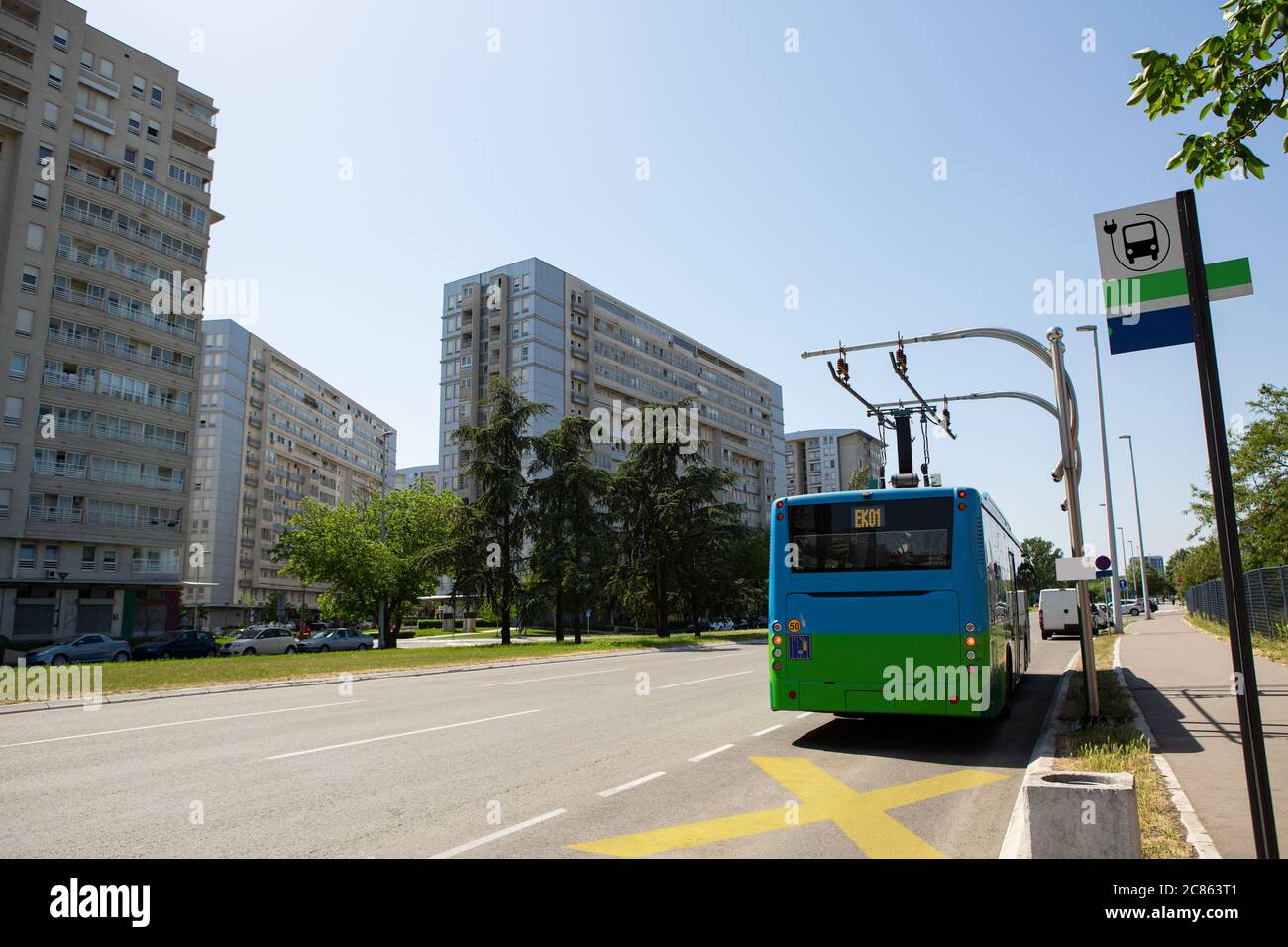 Elektrobus an einer Haltestelle wird von Pantograph geladen Stockfoto