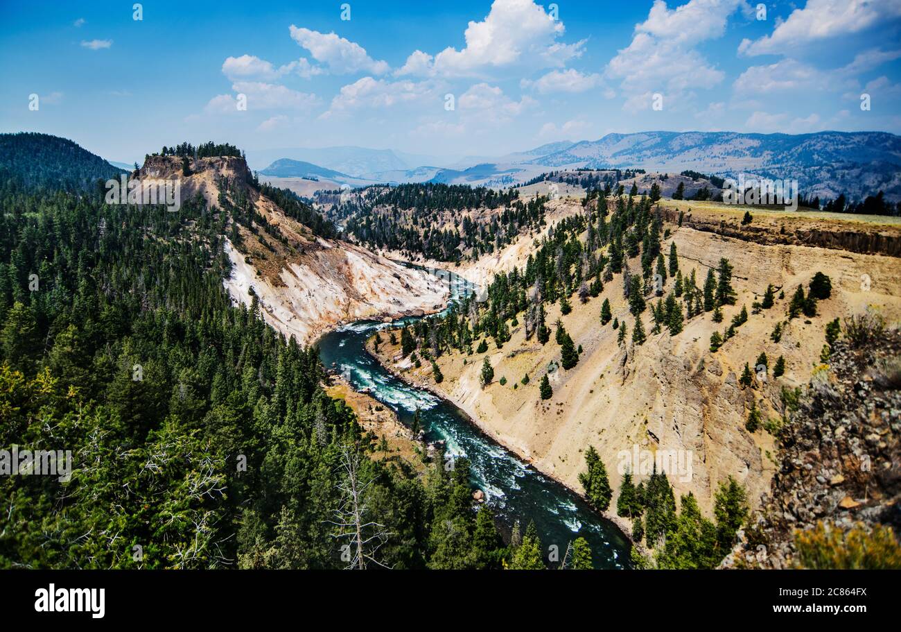 Calcit Springs überblicken den Yellowstone River im Yellowstone Nationalpark, Wyoming, USA Stockfoto