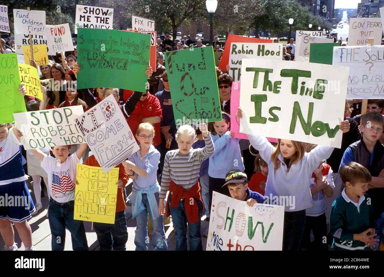Austin Texas USA, 17. Februar 2003: Schüler und Eltern verurteilen drohende Haushaltskürzungen an öffentlichen Schulen während einer Kundgebung im Texas Capitol. ©Bob Daemmrich Stockfoto