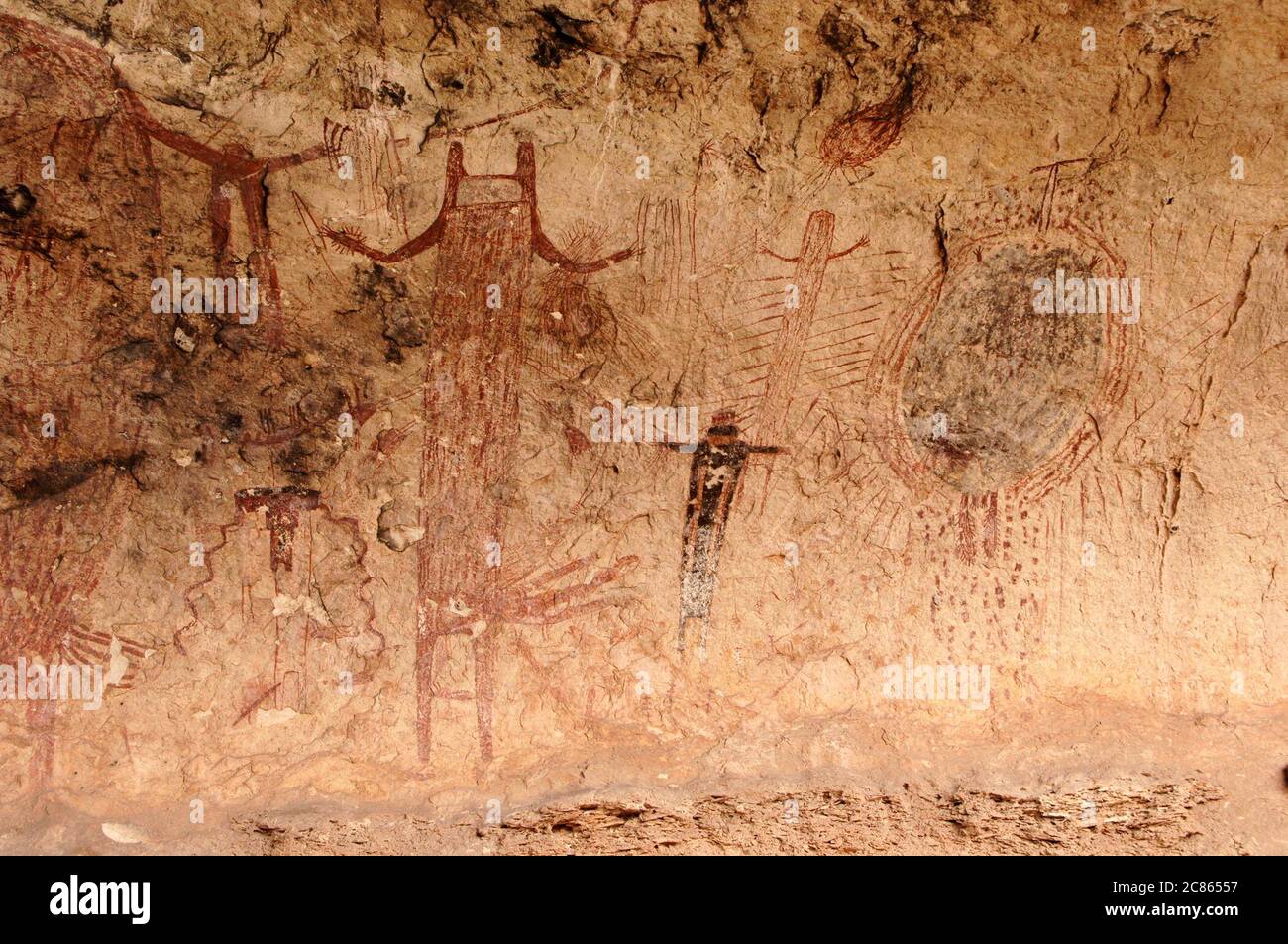 Val Verde County, Texas Oktober 2005: Die Panther Cave, ein großes Felsschutzgebiet, das für seine prähistorischen Piktogramme berühmt ist, liegt am linken Ufer des Seminole Canyon direkt über seinem Zusammenfluss mit dem Rio Grande. Die Stätte ist nach der größten und dramatischsten Figur benannt, einer großen springenden Katze, aber mindestens vier weitere Katzen sind in der Masse der Übermalung zu erkennen, die die Rückseite des Hauptzentrums bedeckt. Mehrere menschliche Figuren tragen Kopfbedeckungen, die an Katzenohren erinnern. ©Bob Daemmrich Stockfoto