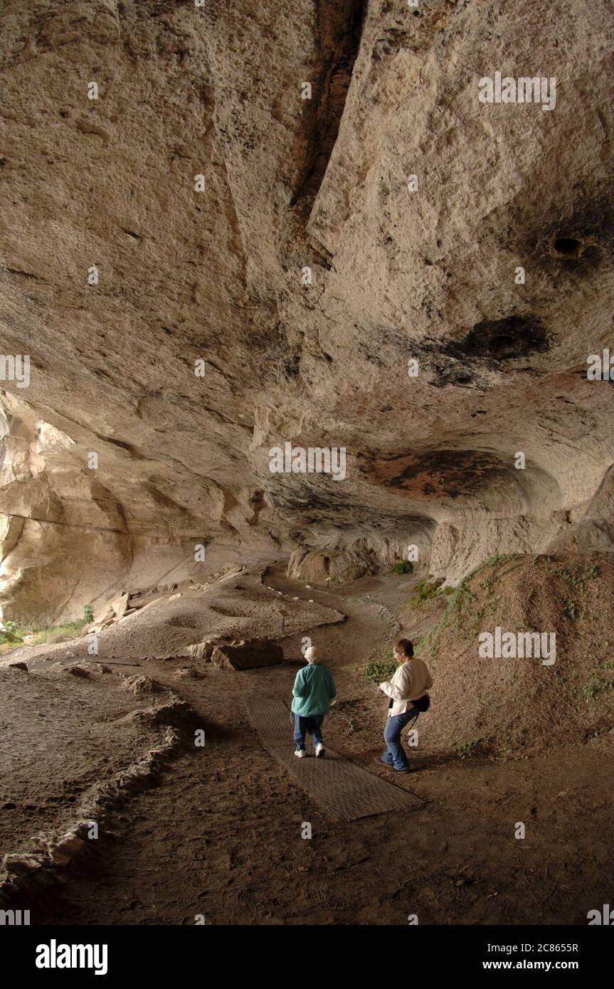 Val Verde County, Texas Oktober 2005: Touristen, die durch die prähistorische Parida-Höhle am Rio Grande River spazieren, der Tausende von Jahren von den indigenen Amerikanern der Trans-Pecos-Region von Texas besetzt war. ©Bob Daemmrich Stockfoto