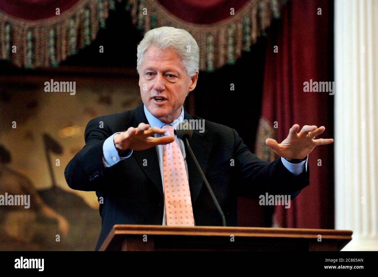 Austin, Texas USA, 30. Oktober 2005: Der ehemalige US-Präsident Bill Clinton spricht über sein Buch „My Life“ anlässlich des 10. Jubiläums des Texas Book Festivals im Texas Capitol. Clinton hat Republikaner angegriffen, weil sie das Land in so viele Schulden gebracht haben. ©Bob Daemmrich Stockfoto