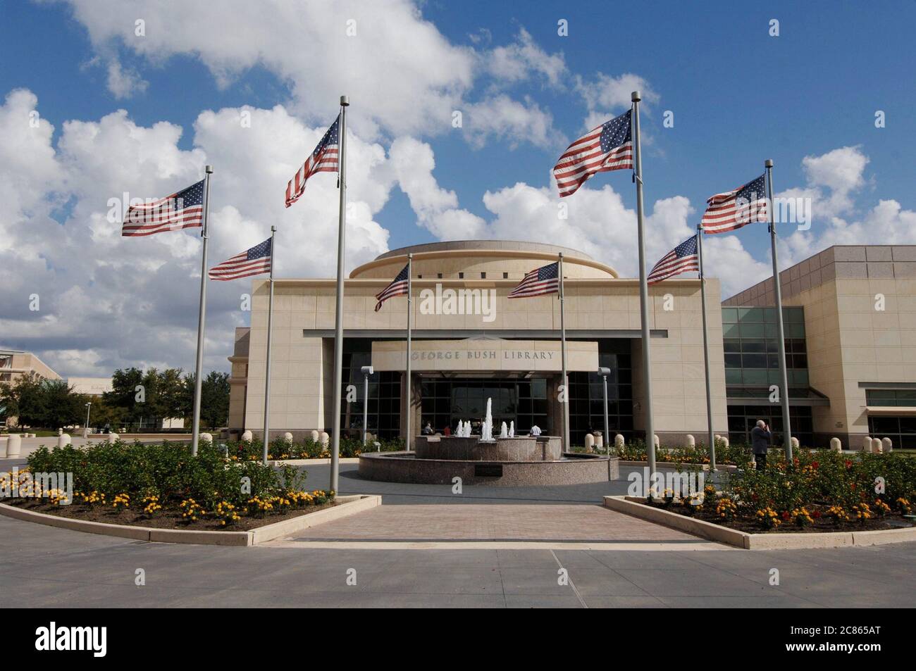 College Station, Texas USA, 7. November 2005: Außenseite des Haupteingangs zum George H.W. Bush Presidential Archives and Museum an der Texas A&M University. ©Bob Daemmrich Stockfoto