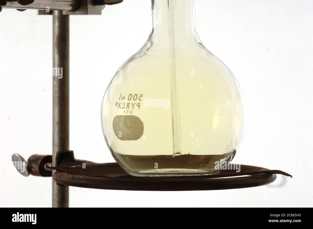 Chlorgas in einem 500ml Pyrex-Kolben in einem wissenschaftlichen Labor. ©Bob Daemmrich / Stockfoto