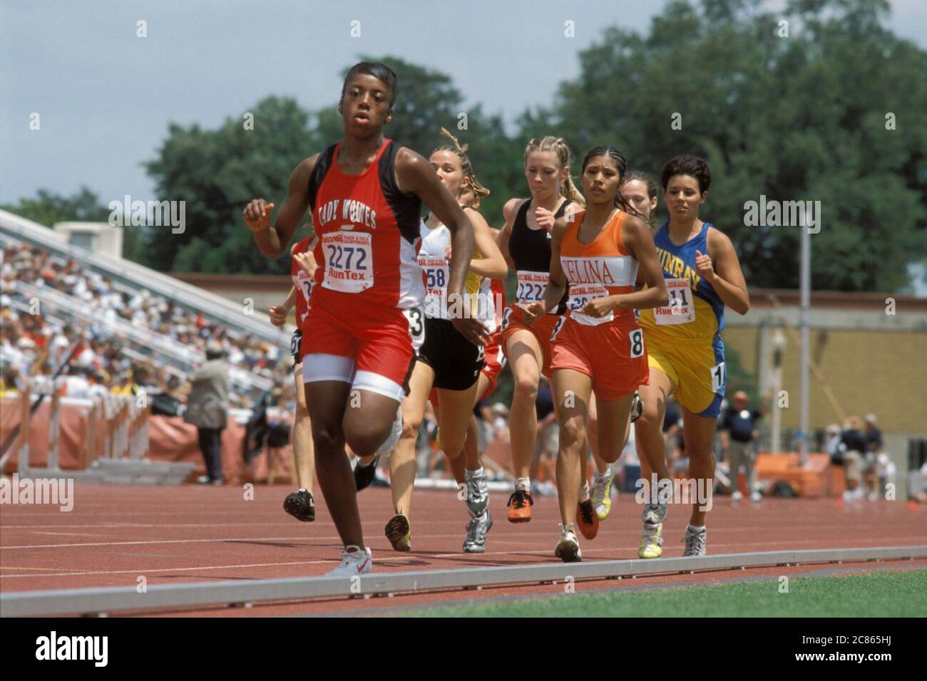 Austin Texas USA, Mai 2002: Mädchen rasten bei staatlichen Meisterschaften auf der Highschool-Strecke in die Ziellinie des Laufevents. ©Bob Daemmrich Stockfoto