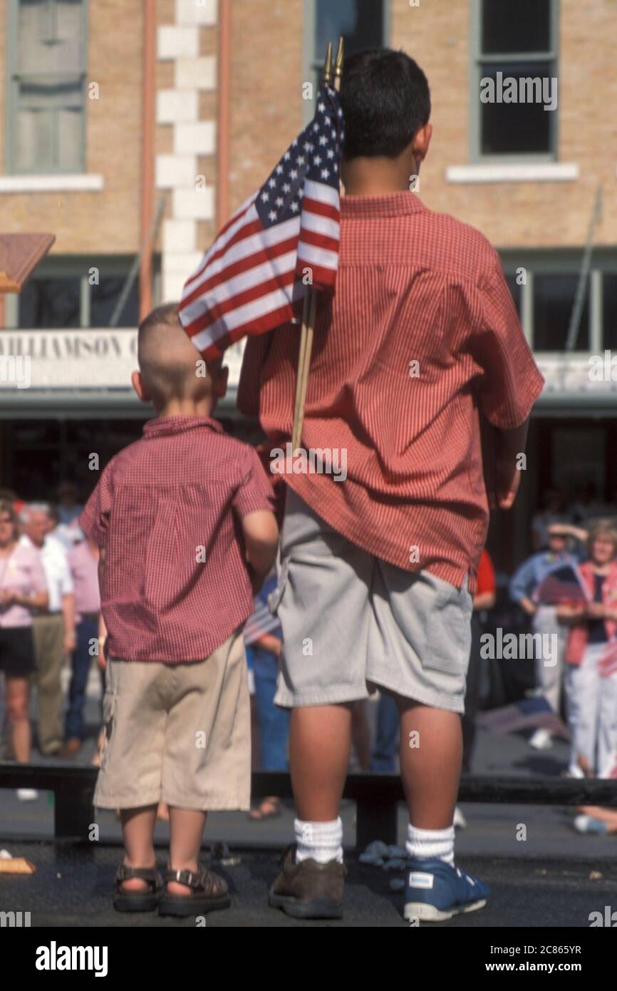 Georgetown, Texas, USA, April 2003: Die amerikanische Flagge wehende Menschenmenge nimmt an der „Support the Trupps“-Kundgebung in der Innenstadt während des Krieges im Irak Teil. ©Bob Daemmrich Stockfoto Georgetown, Texas, USA, April 2003: Die amerikanische Flagge wehende Menschenmenge nimmt an der „Support the Trupps“-Kundgebung in der Innenstadt während des Krieges im Irak Teil. ©Bob Daemmrich Stockfoto