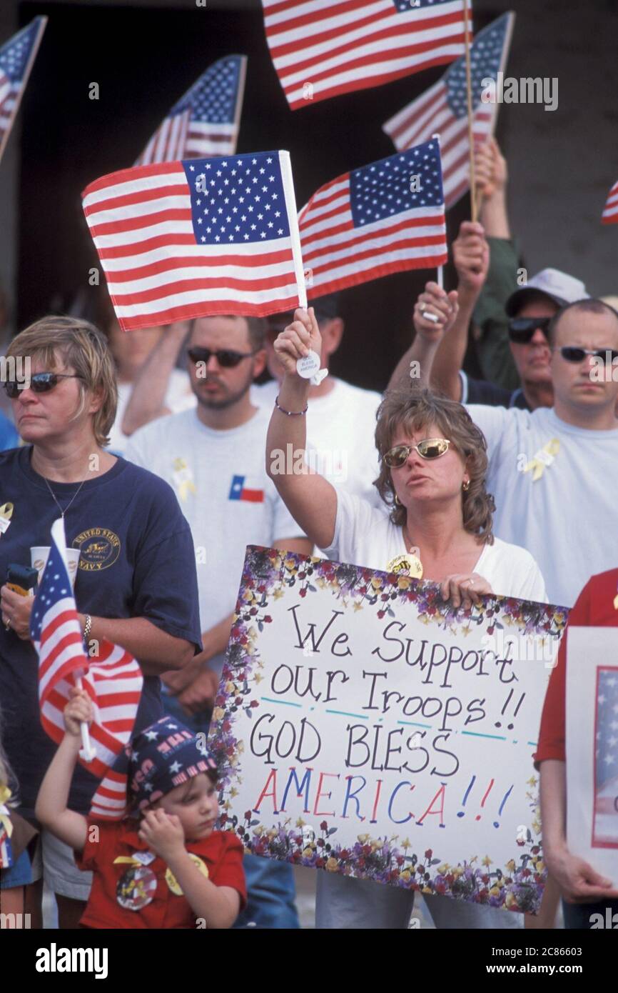 Georgetown, Texas, USA, April 2003: Die amerikanische Flagge wehende Menschenmenge nimmt an der „Support the Trupps“-Kundgebung in der Innenstadt während des Krieges im Irak Teil. ©Bob Daemmrich Stockfoto Georgetown, Texas, USA, April 2003: Die amerikanische Flagge wehende Menschenmenge nimmt an der „Support the Trupps“-Kundgebung in der Innenstadt während des Krieges im Irak Teil. ©Bob Daemmrich Stockfoto