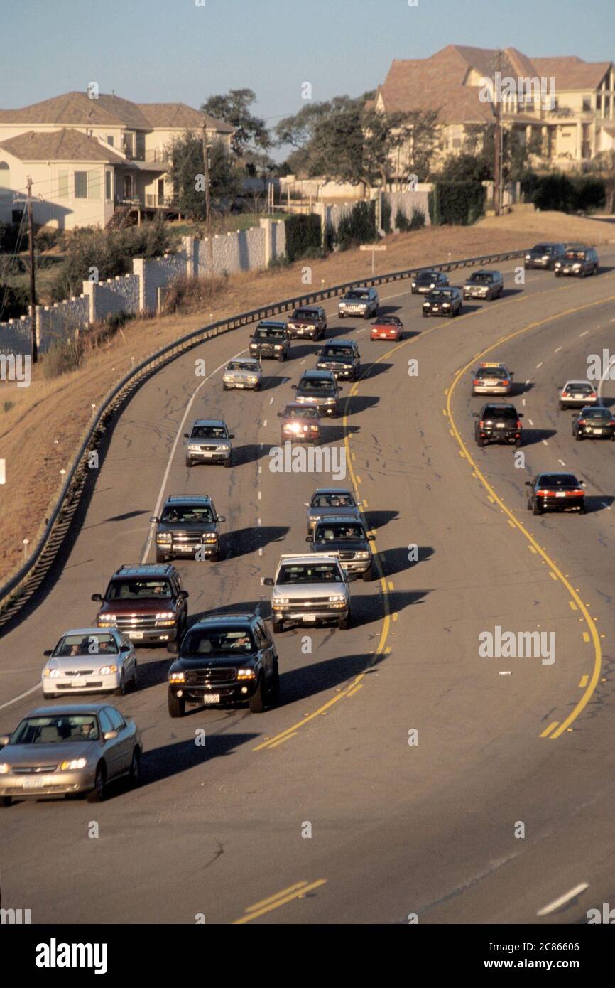 Austin, Texas USA, Juni 2004: Starker Verkehr geht in eine Richtung, während die Straße frei ist und während der Hauptverkehrszeit auf dem Highway in der Nähe des Wohngebiets in die andere Richtung geht. ©Bob Daemmrich Stockfoto