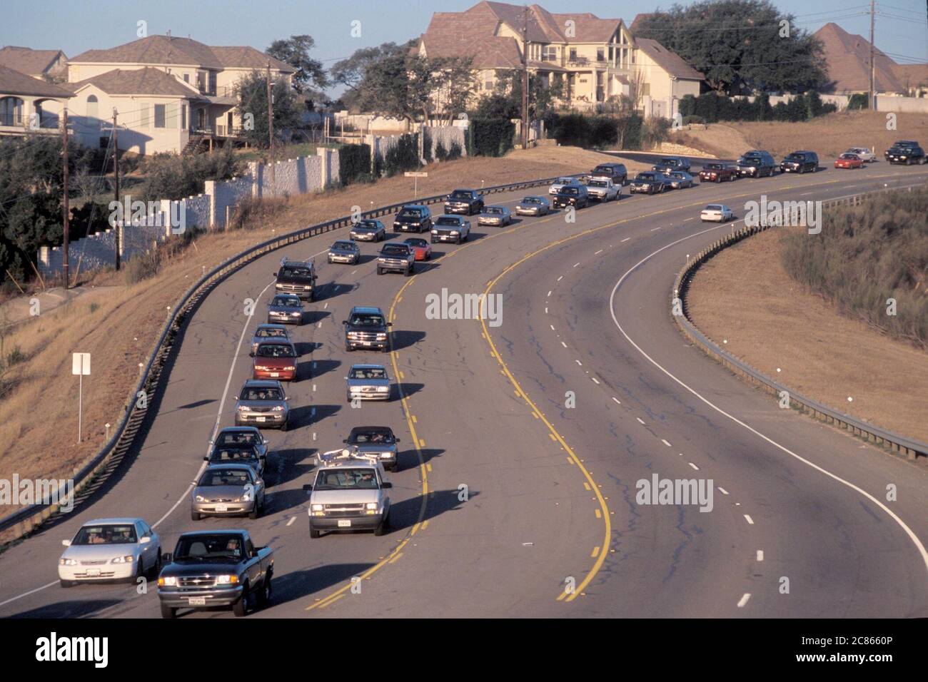 Austin, Texas USA, Juni 2004: Starker Verkehr geht in eine Richtung, während die Straße frei ist und während der Hauptverkehrszeit auf dem Highway in der Nähe des Wohngebiets in die andere Richtung geht. ©Bob Daemmrich Stockfoto