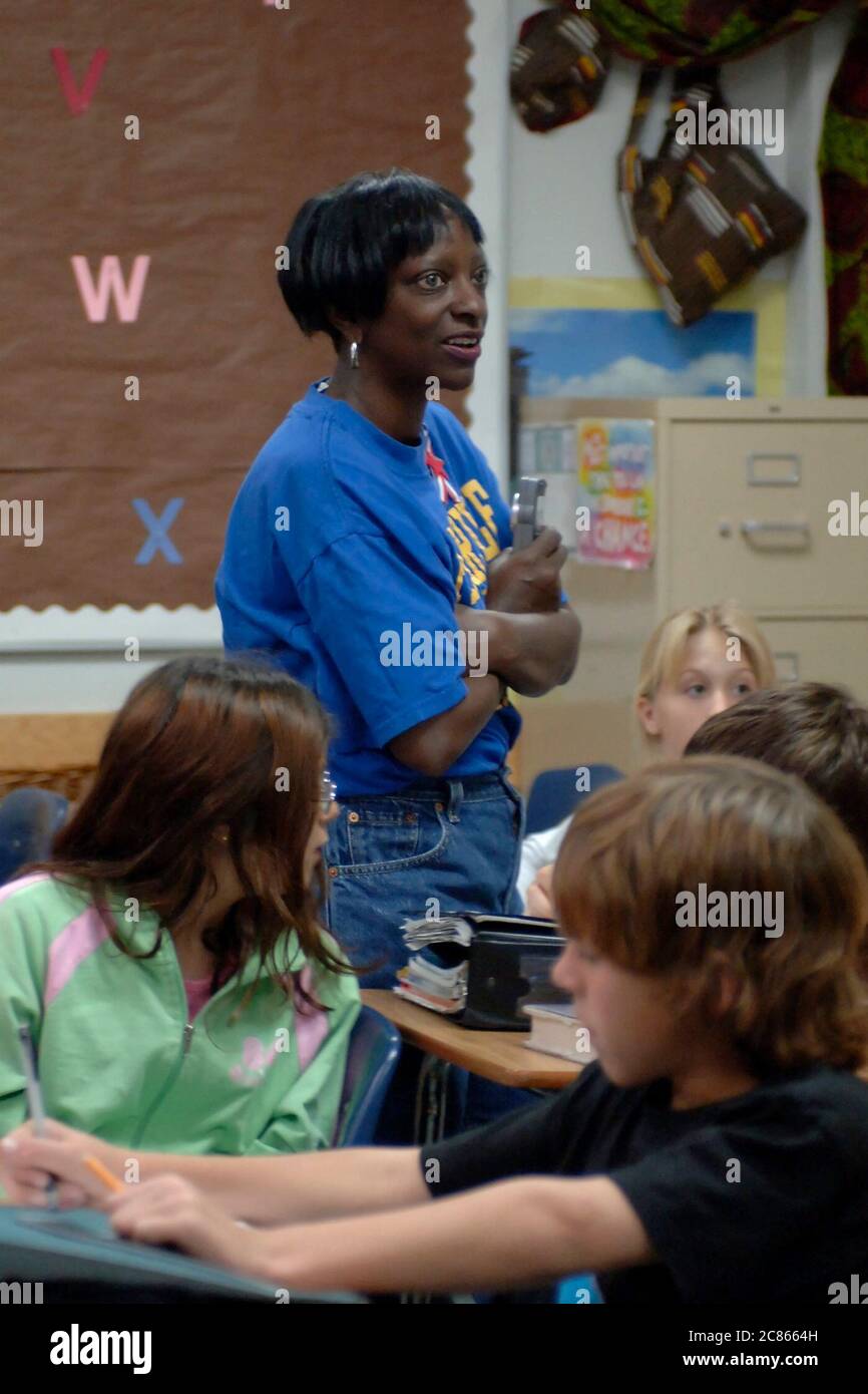 Pflugerville, Texas, USA, November 2005: Black Teacher interagiert mit Schülern in der sechsten Klasse des World Cultures Classroom im Vorstadtschulbezirk außerhalb von Austin. ©Bob Daemmrich Stockfoto